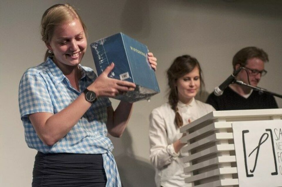 Som en avslutning på kvelden loddet Salongen ut en komplett utgave av Nietzsches samlede verker fra Spartacus forlag, og en heldig publikummer gikk av med seieren. Foto: Mats Andreas Nielsen (©) Som en avslutning på kvelden loddet Salongen ut en komplett utgave av Nietzsches samlede verker fra Spartacus forlag, og en heldig publikummer gikk av med seieren. Foto: Mats Andreas Nielsen (©)