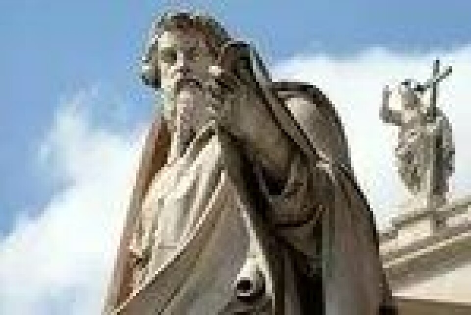 Paulus, her portrettert av Adamo Tadolini, 1838. Statuen står på Petersplassen i Roma. (Kilde: Wikimedia commons) Når ‘klubben’ av de vitenskapelig ansatte innenfor kritisk teori møttes for 25 år siden, ville konversasjonen naturlig flyte i retning av Michel Foucaults syn på fysisk avstraffelse; i dag er det mer sannsynlig at du overhører debatter om Romerbrevet og dets implikasjoner for globalisering og kampen mot terrorisme. Paulus, her portrettert av Adamo Tadolini, 1838. Statuen står på Petersplassen i Roma. (Kilde: Wikimedia commons) Når ‘klubben’ av de vitenskapelig ansatte innenfor kritisk teori møttes for 25 år siden, ville konversasjonen naturlig flyte i retning av Michel Foucaults syn på fysisk avstraffelse; i dag er det mer sannsynlig at du overhører debatter om Romerbrevet og dets implikasjoner for globalisering og kampen mot terrorisme.