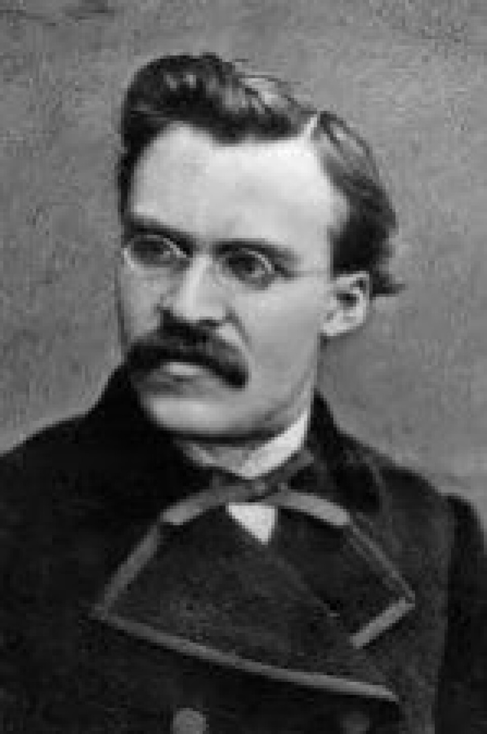 Synet på Friedrich Nietzsches filosofi står sentralt i konflikten mellom Peter Sloterdijk og Axel Honneth. (Kilde: Wikimedia commons)
Isfronten mellom de to leirene er et velkjent faktum i tysk åndsliv. Det bygger dels på temperamentsforskjeller og dels på politisk uenighet, men skal man peke på en filosofisk kjerne, ser man at det gang på gang er bedømmelsen av Nietzsche som skiller vannene. Mens Sloterdijk på sin side stilistisk og metodisk bedriver «munter vitenskap» i Nietzsches ånd og også idéhistorisk viderefører sentrale Nietzsche-temaer, senest askesemotivet i «Du mußt dein Leben ändern», så synes Honneth på sin side å være av den oppfatningen, at enhver Nietzsche-affinitet i seg selv er filosofisk diskvalifiserende – og et tegn på fundamental sosial uansvarlighet.4 Synet på Friedrich Nietzsches filosofi står sentralt i konflikten mellom Peter Sloterdijk og Axel Honneth. (Kilde: Wikimedia commons)
Isfronten mellom de to leirene er et velkjent faktum i tysk åndsliv. Det bygger dels på temperamentsforskjeller og dels på politisk uenighet, men skal man peke på en filosofisk kjerne, ser man at det gang på gang er bedømmelsen av Nietzsche som skiller vannene. Mens Sloterdijk på sin side stilistisk og metodisk bedriver «munter vitenskap» i Nietzsches ånd og også idéhistorisk viderefører sentrale Nietzsche-temaer, senest askesemotivet i «Du mußt dein Leben ändern», så synes Honneth på sin side å være av den oppfatningen, at enhver Nietzsche-affinitet i seg selv er filosofisk diskvalifiserende – og et tegn på fundamental sosial uansvarlighet.4