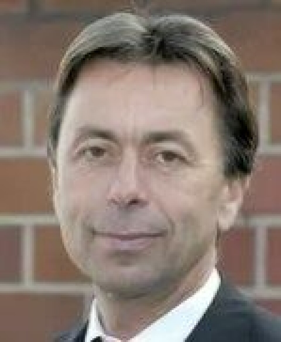 Medieteoretikeren Norbert Bolz er en av bidragsyterne i Die Vermessung des Ungeheuren. (Kilde: ASS&S)
Antologien har også et godt bidrag fra en annen av Tysklands virkelig originale samtidsfilosofer, nemlig medieteoretikeren Norbert Bolz.6 Hans artikkel «Sein und Raum» er kun ti sider lang, men leverer likevel en tankevekkende kontekstualisering av Sloterdijks Sphären-trilogi, idet han sammenstiller Sloterdijks romlige tenkning med rettsfilosofen Carl Schmitts Nomos-teori. Hvordan reflekterer man i globaliseringens tidsalder over romlige forhold, over kroppen og stedets betydning? Globalisering er jo innbegrepet av en erfaring av rommets oppløsning, og alle som insisterer på konkrete fysiske rom konfronteres til slutt med «menneskerettighetenes universalisme», som ifølge Bolz «tilbyr en ideell overbygning for de to sterkeste kreftene i det 21. århundre: pengestrømmen og informasjonsstrøm- men» (s. 352). Medieteoretikeren Norbert Bolz er en av bidragsyterne i Die Vermessung des Ungeheuren. (Kilde: ASS&S)
Antologien har også et godt bidrag fra en annen av Tysklands virkelig originale samtidsfilosofer, nemlig medieteoretikeren Norbert Bolz.6 Hans artikkel «Sein und Raum» er kun ti sider lang, men leverer likevel en tankevekkende kontekstualisering av Sloterdijks Sphären-trilogi, idet han sammenstiller Sloterdijks romlige tenkning med rettsfilosofen Carl Schmitts Nomos-teori. Hvordan reflekterer man i globaliseringens tidsalder over romlige forhold, over kroppen og stedets betydning? Globalisering er jo innbegrepet av en erfaring av rommets oppløsning, og alle som insisterer på konkrete fysiske rom konfronteres til slutt med «menneskerettighetenes universalisme», som ifølge Bolz «tilbyr en ideell overbygning for de to sterkeste kreftene i det 21. århundre: pengestrømmen og informasjonsstrøm- men» (s. 352).