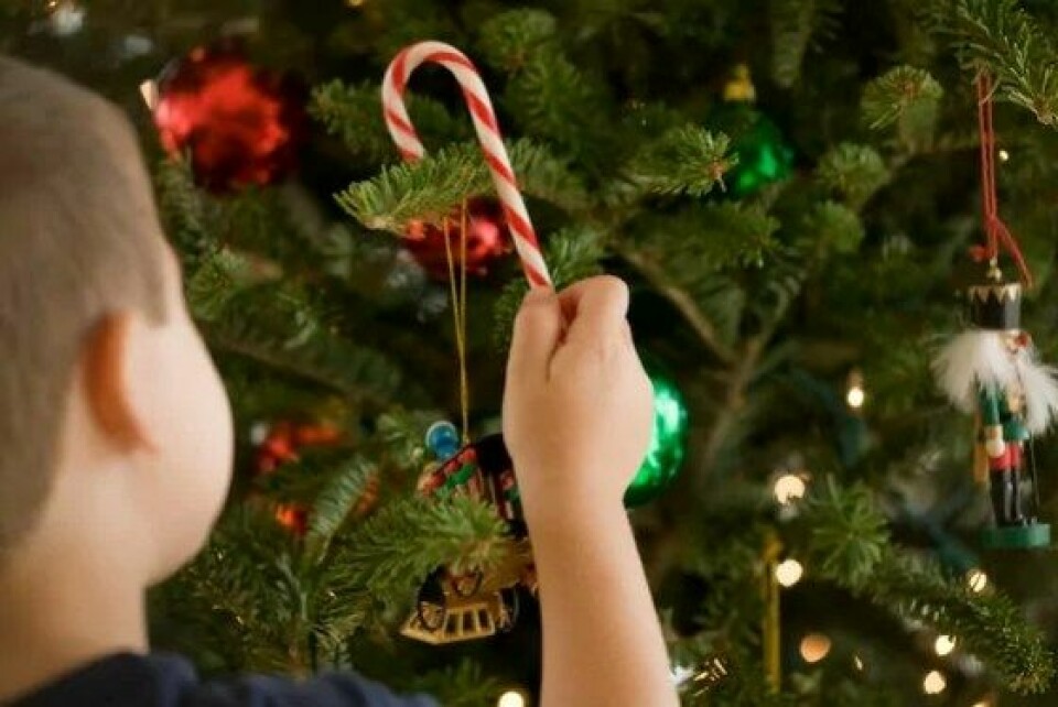 Et tre pyntet med lys og med godteri var for mange barn den største julegaven. (Foto: iStock)