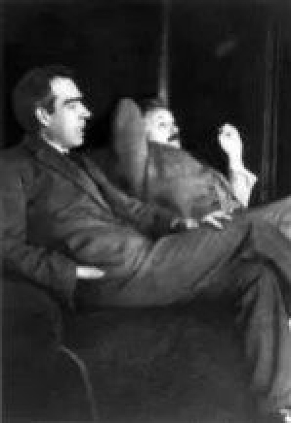 Niels Bohr og Albert Einstein diskuterer kvanteteori. Bildet ble tatt av den nederlandske fysikeren Paul Ehrenfest utenfor hjemmet hans i Leiden i desember 1925. (Kilde: Wikimedia Commons)