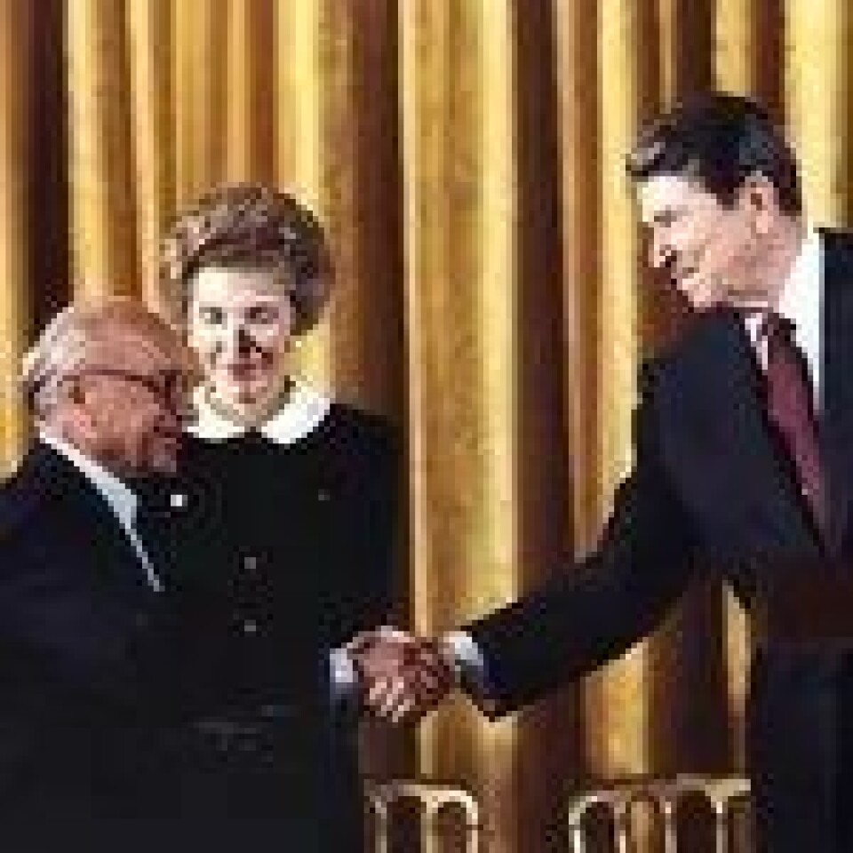 Milton Friedman (til venstre) var økonomisk rådgiver for president Ronald Reagan (til høyre). (Foto: Free To Choose Media) I redaktør Friis Nilsen og Mikkel E. Astrups artikkel om Mises’ fremste elev, Friedrich Hayek, hevdes det at Mises og Hayeks tenkning har sine røtter i austrofascismen. Det tør jeg ikke bedømme. Men Nilsen og Astrup har definitivt rett når de hevder at Mussolini begynte sin karriere med å privatisere i stor stil. Det kan ha vært grunnen til Mises’ flørt med fascismen (s. 110).