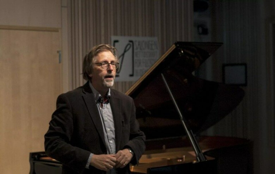 Lasse Thoresen under Salongen sitt musikkfilosofiske arrangement «Tenking, lytting og deltaking» 24. oktober. Foto: Mats Andreas Nielsen (©) Lasse Thoresen under Salongen sitt musikkfilosofiske arrangement «Tenking, lytting og deltaking» 24. oktober. Foto: Mats Andreas Nielsen (©)