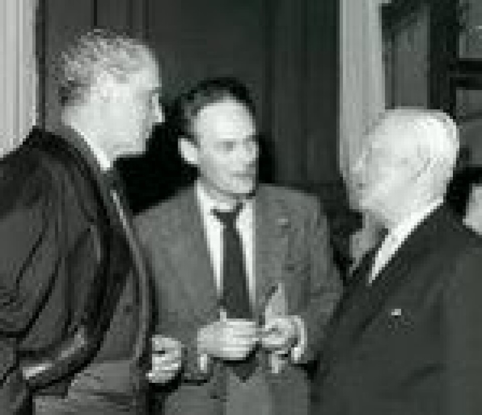 Agnar Mykle flankert av høyesterettsadvokat Johan Hjort (venstre) og forlegger Harald Grieg (høyre). (Kilde: Riksarkivet/Billedbladet Nå/fotograf Fjørtoft) Agnar Mykle flankert av høyesterettsadvokat Johan Hjort (venstre) og forlegger Harald Grieg (høyre). (Kilde: Riksarkivet/Billedbladet Nå/fotograf Fjørtoft)