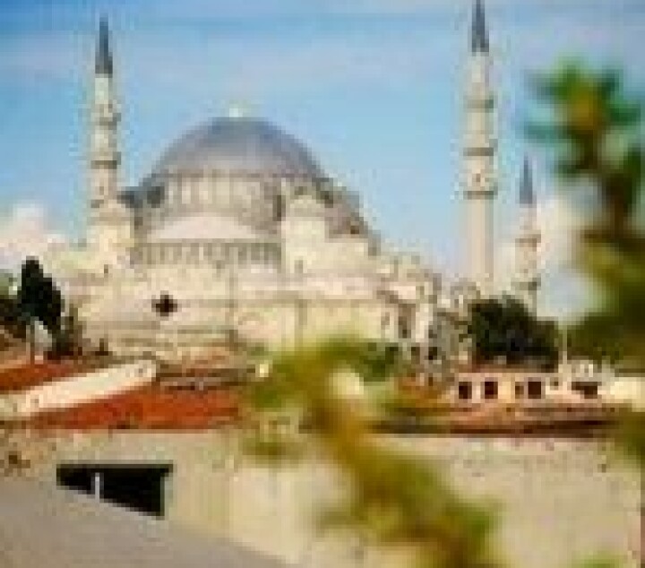 Hvordan samles ulike religioner i Istanbul, hvordan møtes modernitet og tradisjonalisme, fortid og nåtid, i denne byen som faktisk kan sies å romme alt? (Foto: Haakon Flemmen)