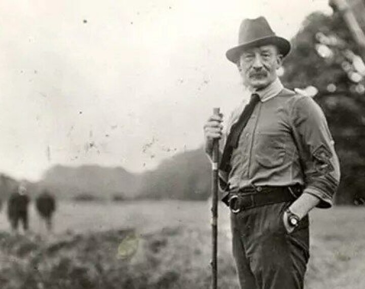 Robert Baden-Powell i 1907, samme år som han grunnla speiderbevegelsen. Organisasjonen skulle binde opp ungdommers potensielt farlige fritid, styrke karakteren og vekke nasjonalfølelsen.