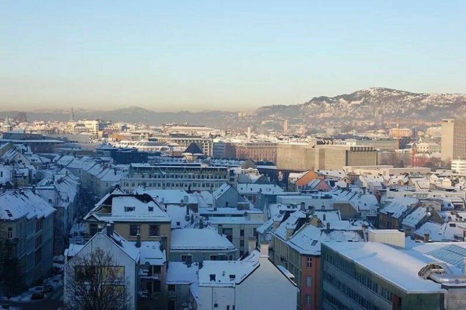 Forurensningen ligger synlig over Bergen sentrum vinteren 2010. (Kilde: Wikimedia Commons/Prillen)