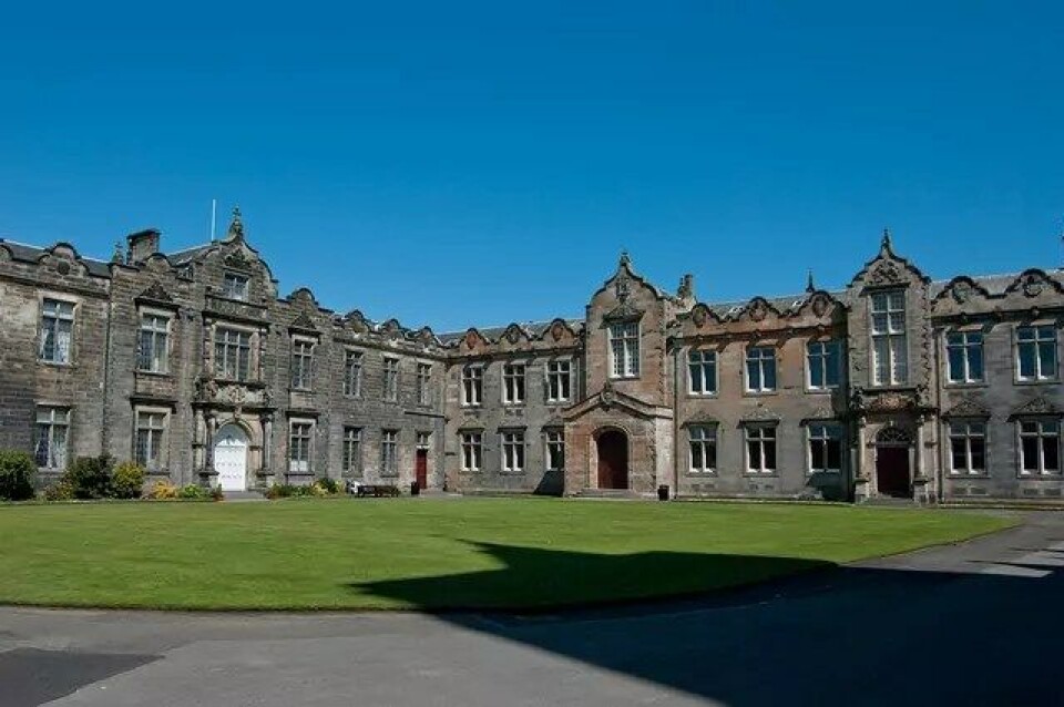 – Mange av filosofene som drar til St. Andrews reiser ikke for å besøke den lille bygningen hvor Arché ligger. De reiser til St. Andrews for å besøke den andre, opprinnelige filosofi-bygningen, hvor vi finner resten av filosofiene ansatt ved universitetet der («dyrehagen», ifølge Cappelen). (Kilde: Flickr/John Brosz) – Mange av filosofene som drar til St. Andrews reiser ikke for å besøke den lille bygningen hvor Arché ligger. De reiser til St. Andrews for å besøke den andre, opprinnelige filosofi-bygningen, hvor vi finner resten av filosofiene ansatt ved universitetet der («dyrehagen», ifølge Cappelen). (Kilde: Flickr/John Brosz)