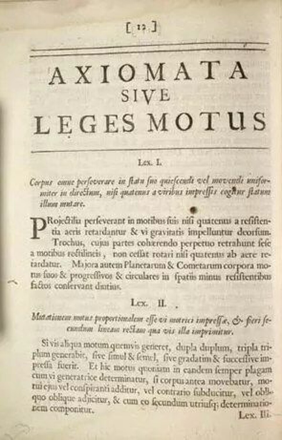 Newtons første og andre lov på Latin. (Kilde: Wikimedia Commons) Newtons første og andre lov på Latin. (Kilde: Wikimedia Commons)