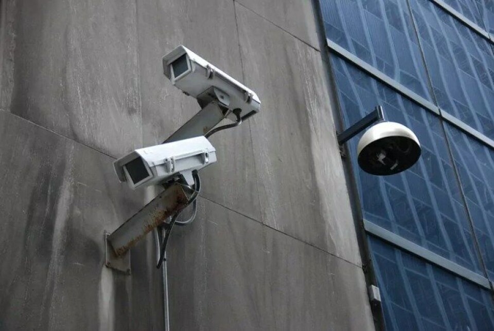 «Kontrollen er ikke avhengig av at «blikket» internaliseres, men handler i stedet om å samle informasjon for å kunne fremme visse atferdsmønstre under noen betingelser, andre under andre betingelser.» (Illustrasjon: «Surveillance» av Jonathan McIntosh. Kilde: flickr. Lisens: CC BY-SA 2.0) «Kontrollen er ikke avhengig av at «blikket» internaliseres, men handler i stedet om å samle informasjon for å kunne fremme visse atferdsmønstre under noen betingelser, andre under andre betingelser.» (Illustrasjon: «Surveillance» av Jonathan McIntosh. Kilde: flickr. Lisens: CC BY-SA 2.0)