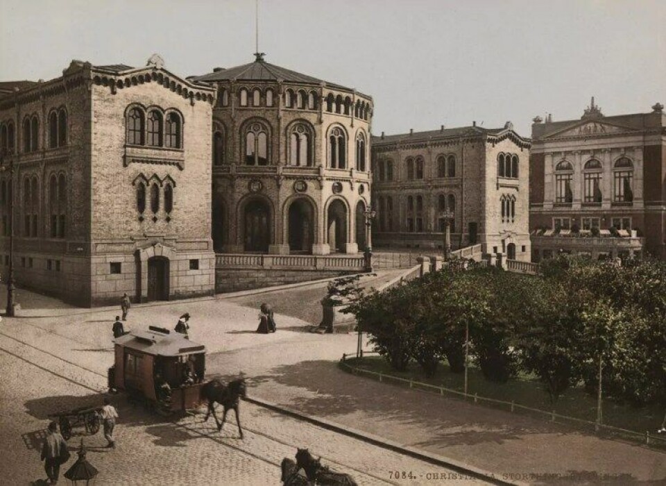 Illustrasjon: Stortinget fotografert mellom 1890 og 1900. (Kilde: Wikimedia commons/Nasjonalbiblioteket, CC BY 2.0.) Illustrasjon: Stortinget fotografert mellom 1890 og 1900. (Kilde: Wikimedia commons/Nasjonalbiblioteket, CC BY 2.0.)