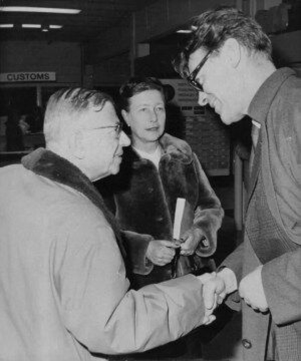 Jean-Paul Sartre och Simone de Beauvoir hälsar på Dr. John Takman vid Russelltribunalen i Stockholm 1967. (Källa: Wikimedia Commons)