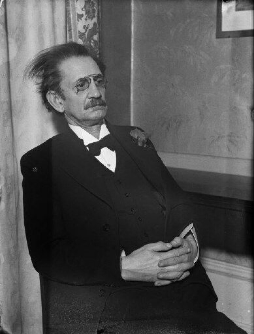 Professor Axel Hägerström avbildad i samband med sin avskedsföreläsning i 1933. (Kilde: Upplandsmuseet CC BY-NC-ND 4.0) Professor Axel Hägerström avbildad i samband med sin avskedsföreläsning i 1933. (Kilde: Upplandsmuseet CC BY-NC-ND 4.0)