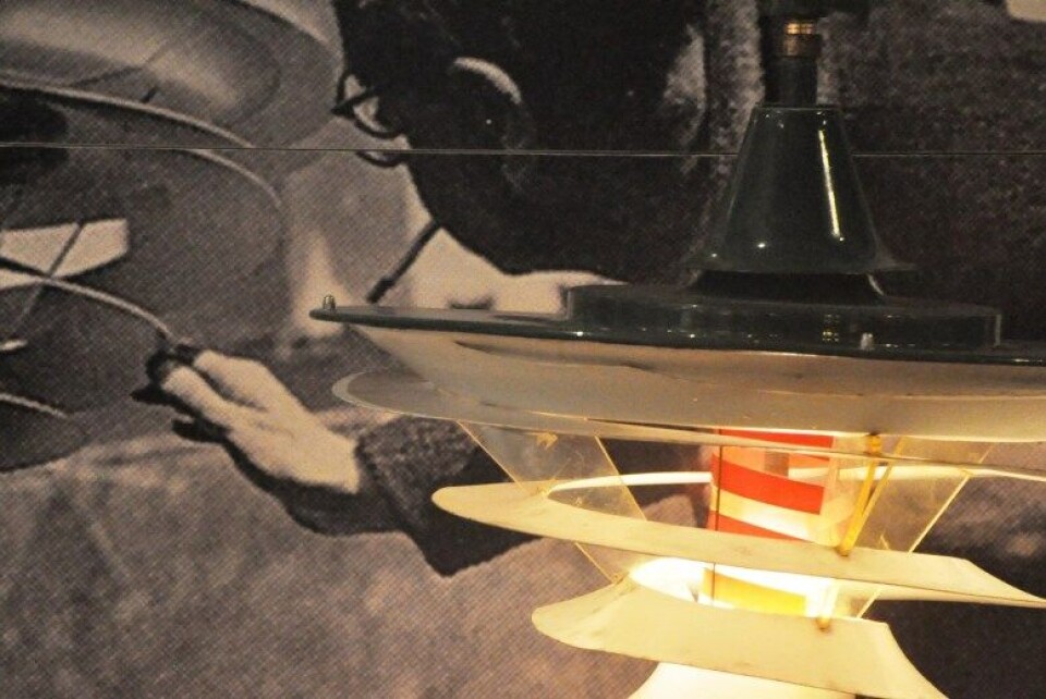 PH med «Tivolilampen», produsert av Louis Poulsen for Københavns Tivoli 1949. Fra utstillingen «PH-lampan. Poul Henningsens ljusdesign 1924–2013», Falkenbergs museum 2013. (Foto: Per Anders Aas) PH med «Tivolilampen», produsert av Louis Poulsen for Københavns Tivoli 1949. Fra utstillingen «PH-lampan. Poul Henningsens ljusdesign 1924–2013», Falkenbergs museum 2013. (Foto: Per Anders Aas)