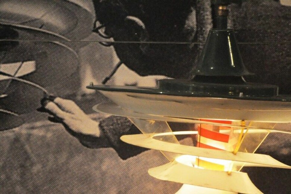PH med «Tivolilampen», produsert av Louis Poulsen for Københavns Tivoli 1949. Fra utstillingen «PH-lampan. Poul Henningsens ljusdesign 1924–2013», Falkenbergs museum 2013. (Foto: Per Anders Aas)