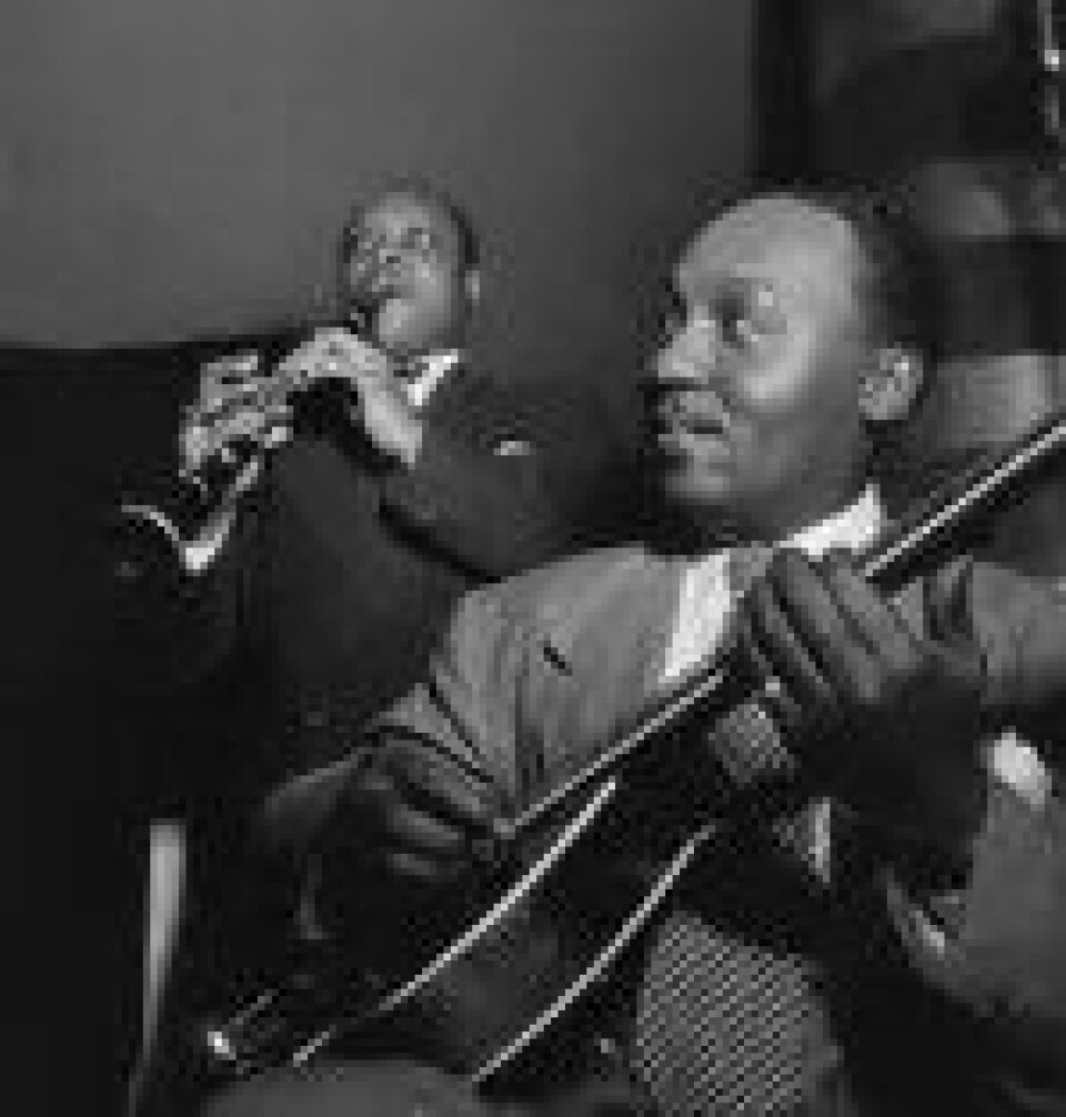 Al Casey og Eddie Barefield spiller på Café Society, New York, mellom 1946 og 1948. (Kilde: Wikimedia commons)