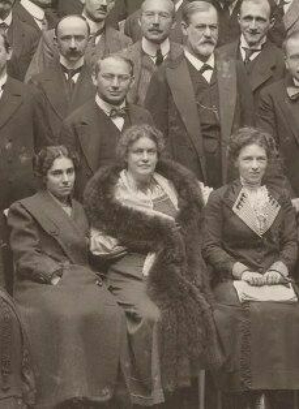 Andreas-Salomé (i midten) avbildet under en internasjonal kongress for psykoanalyse i 1911. Freud bak til høyre. (Kilde: Wikimedia commons)