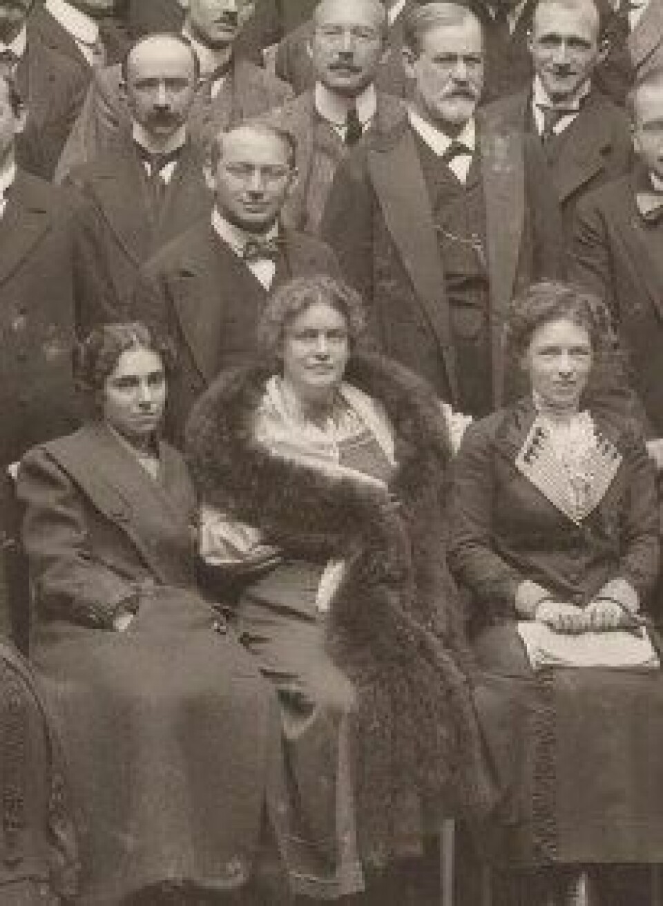 Andreas-Salomé (i midten) avbildet under en internasjonal kongress for psykoanalyse i 1911. Freud bak til høyre. (Kilde: Wikimedia commons) Andreas-Salomé (i midten) avbildet under en internasjonal kongress for psykoanalyse i 1911. Freud bak til høyre. (Kilde: Wikimedia commons)