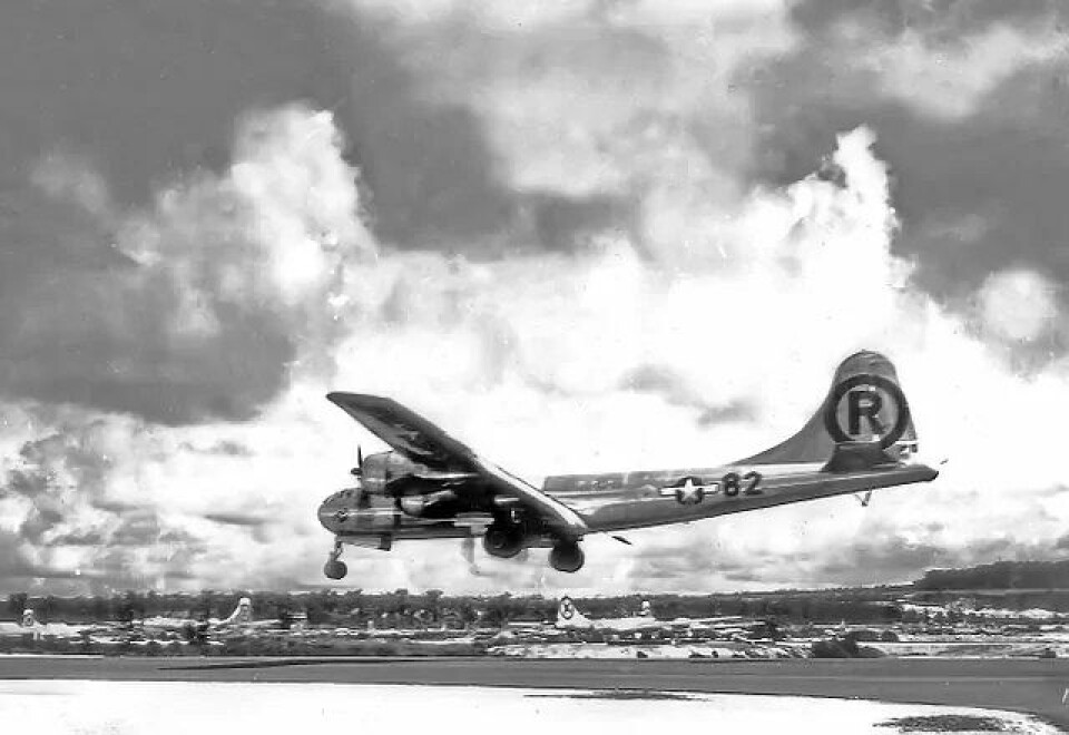 Bombeflyet Enola Gay, fotografert etter at det har sluppet atombomben over Hiroshima. (Kilde: Wikimedia commons) Bombeflyet Enola Gay, fotografert etter at det har sluppet atombomben over Hiroshima. (Kilde: Wikimedia commons)