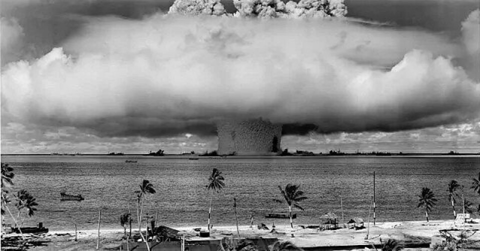 Fotografi av Baker-eksplosjonen, som ble gjennomført under amerikansk atombombetesting 25. juli 1946. (Kilde: Wikimedia commons) Fotografi av Baker-eksplosjonen, som ble gjennomført under amerikansk atombombetesting 25. juli 1946. (Kilde: Wikimedia commons)