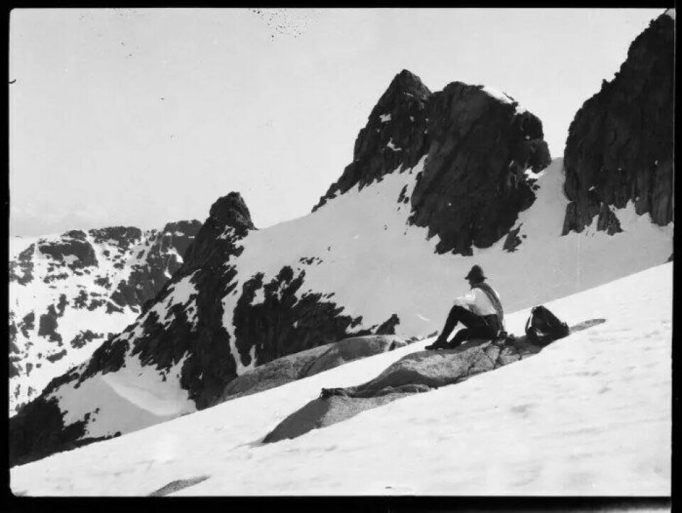Zapffe dokumenterte ofte sine utflukter med eget kamera. Her et fotografi fra fjelltur i Troms, dato ukjent. (Kilde: Nasjonalbiblioteket. Lisens: Public Domain) Zapffe dokumenterte ofte sine utflukter med eget kamera. Her et fotografi fra fjelltur i Troms, dato ukjent. (Kilde: Nasjonalbiblioteket. Lisens: Public Domain)