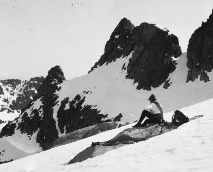 Zapffe dokumenterte ofte sine utflukter med eget kamera. Her et fotografi fra fjelltur i Troms, dato ukjent. (Kilde: Nasjonalbiblioteket. Lisens: Public Domain)