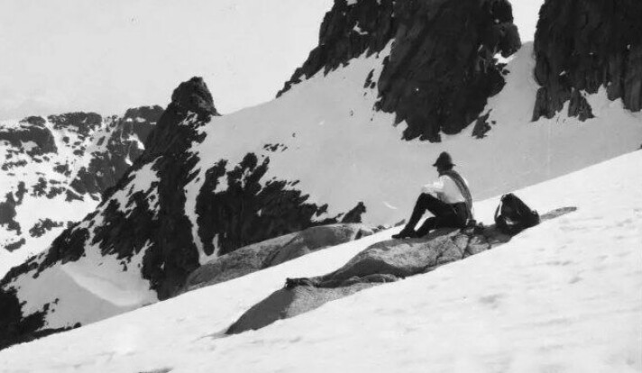 Zapffe dokumenterte ofte sine utflukter med eget kamera. Her et fotografi fra fjelltur i Troms, dato ukjent. (Kilde: Nasjonalbiblioteket. Lisens: Public Domain)
