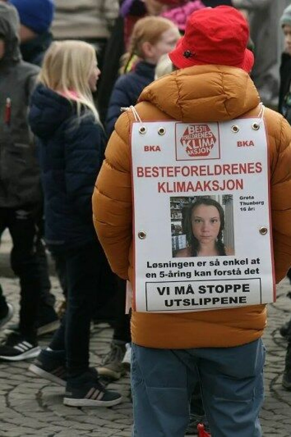 Besteforeldre som ser barnet som klimaaktivist (Kilde: GGAADD CC BY-SA 2.0) Besteforeldre som ser barnet som klimaaktivist (Kilde: GGAADD CC BY-SA 2.0)