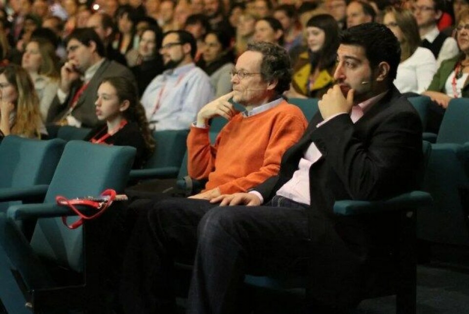 Som filosof er Thomas Pogge (i midten) kjent for sitt arbeid innen global rettferdighet. Her avbildet i 2011. (Foto: Gavin Tapp / Flickr) Som filosof er Thomas Pogge (i midten) kjent for sitt arbeid innen global rettferdighet. Her avbildet i 2011. (Foto: Gavin Tapp / Flickr)