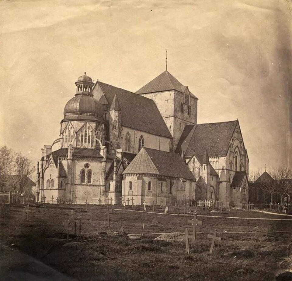 Kong Sverre ble gravlagt i Kristkirken i Bergen, men han er fortsatt portrettert med et konsollhode i Nidarosdomen. Nidarosdomen før restaurering, fotografert ca 1857. (Kilde: Wikimedia commons.) Kong Sverre ble gravlagt i Kristkirken i Bergen, men han er fortsatt portrettert med et konsollhode i Nidarosdomen. Nidarosdomen før restaurering, fotografert ca 1857. (Kilde: Wikimedia commons.)