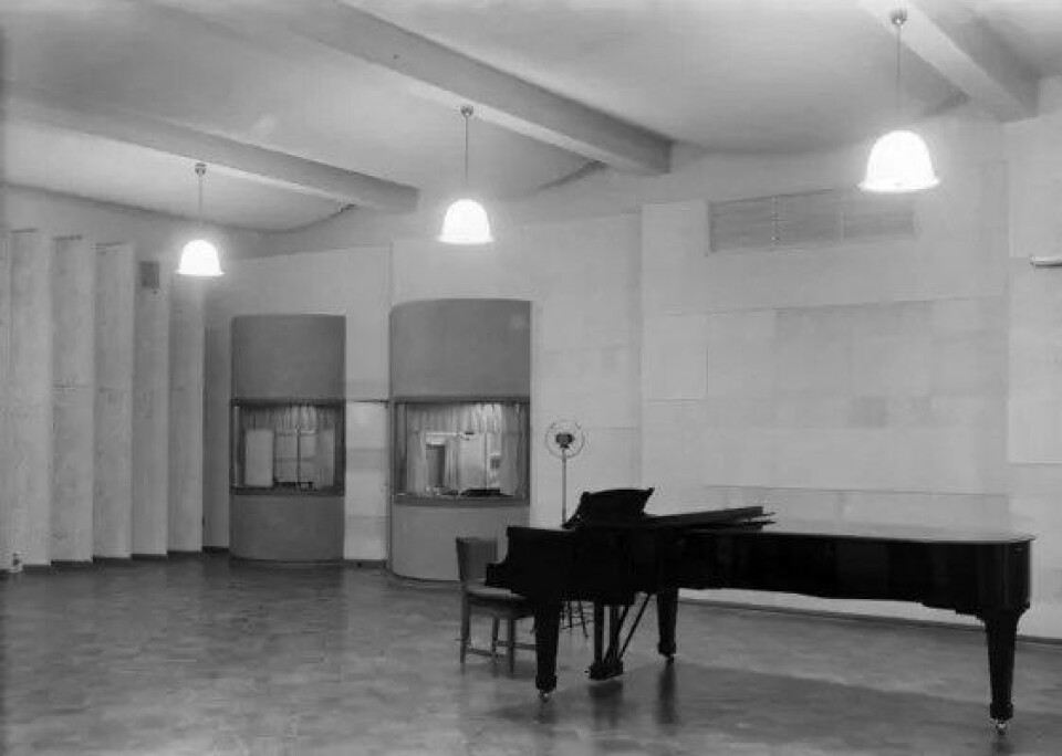 Walter Benjamin lagde radio i Frankfurt på 1930-tallet. Her et radiostudio i Helsinki fra samme periode. (Kilde: Wikimedia Commons/Flick) Walter Benjamin lagde radio i Frankfurt på 1930-tallet. Her et radiostudio i Helsinki fra samme periode. (Kilde: Wikimedia Commons/Flick)