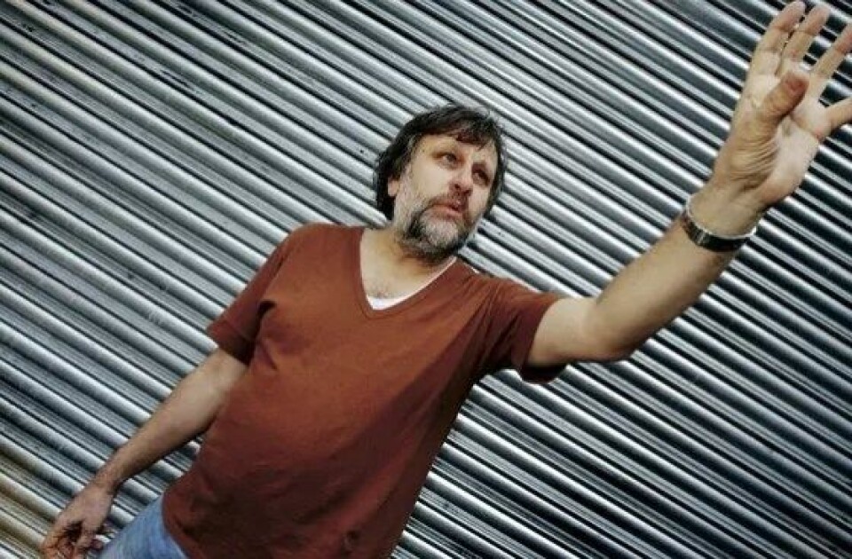 Utsnitt fra omslaget på Agoras kommende temanummer om Slavoj Žižek.
Slavoj Žižek er etter hvert blitt litt av et fenomen. Som fagfilosof og samfunnsteoretiker står han i en kritisk tradisjon fra den tyske idealismen, Marx, psykoanalysen og Frankfurterskolen. Samtidig representerer han en filosofi som tar sjansen på å forholde seg til konkrete, historiske fenomener og tendenser. Žižeks filosofiske systematikk er imidlertid ikke alltid umiddelbart innlysende. I denne artikkelen fra Agoras kommende temanummer om Žižek hevder Henrik Jøker Bjerre at strukturen i den slovenske filosofens tenkning kan utleses av hans oppfatning av kjærlighet og anerkjennelse. Utsnitt fra omslaget på Agoras kommende temanummer om Slavoj Žižek.
Slavoj Žižek er etter hvert blitt litt av et fenomen. Som fagfilosof og samfunnsteoretiker står han i en kritisk tradisjon fra den tyske idealismen, Marx, psykoanalysen og Frankfurterskolen. Samtidig representerer han en filosofi som tar sjansen på å forholde seg til konkrete, historiske fenomener og tendenser. Žižeks filosofiske systematikk er imidlertid ikke alltid umiddelbart innlysende. I denne artikkelen fra Agoras kommende temanummer om Žižek hevder Henrik Jøker Bjerre at strukturen i den slovenske filosofens tenkning kan utleses av hans oppfatning av kjærlighet og anerkjennelse.