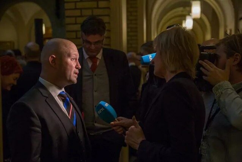 – Om justisminister Anundsen hadde tatt innover seg alvoret i det han gjorde da han holdt tilbake avgjørende opplysninger for Stortinget, hadde han umiddelbart levert inn sin avskjedssøknad, skriver forfatteren. Her intervjues han av NRK. (Foto: Flickr) – Om justisminister Anundsen hadde tatt innover seg alvoret i det han gjorde da han holdt tilbake avgjørende opplysninger for Stortinget, hadde han umiddelbart levert inn sin avskjedssøknad, skriver forfatteren. Her intervjues han av NRK. (Foto: Flickr)