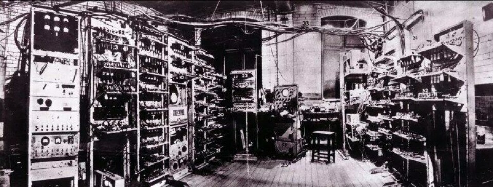 «The Manchester Baby», den første universale computeren til å kjøre et «lagret program» (stored-program) – det vil si et program med programinstruksjoner lagret i maskinens minne – mye takket være omarbeiding av Alan Turing i 1948 (Copeland et al. 2017, side 51, 53) (Kilde: Flickr) «The Manchester Baby», den første universale computeren til å kjøre et «lagret program» (stored-program) – det vil si et program med programinstruksjoner lagret i maskinens minne – mye takket være omarbeiding av Alan Turing i 1948 (Copeland et al. 2017, side 51, 53) (Kilde: Flickr)