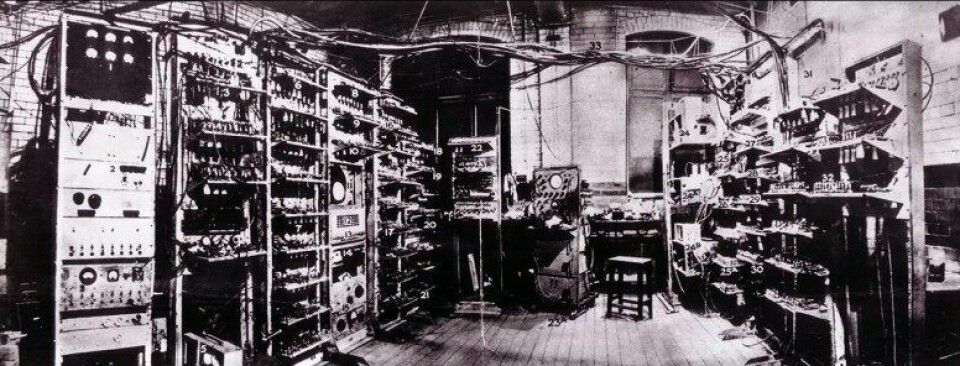 «The Manchester Baby», den første universale computeren til å kjøre et «lagret program» (stored-program) – det vil si et program med programinstruksjoner lagret i maskinens minne – mye takket være omarbeiding av Alan Turing i 1948 (Copeland et al. 2017, side 51, 53) (Kilde: Flickr)