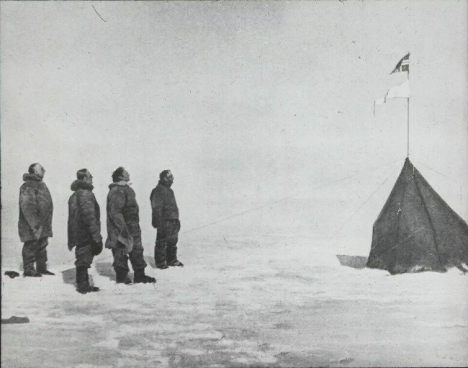 Roald Amundsens sydpolekspedisjon 1911. Amundsen, H. Hanssen, Hassel og Wisting på Sydpolen på avreisedagen. Nordmennene hadde oppholdt seg noen dager på polpunktet og gjort forskjellige vitenskapelige observasjoner. Til høyre stod teltet som Rønne hadde sydd. I det la man igjen noen ord til Scott, et brev til kong Haakon VII, og noen observasjonsinstrumenter og klesplagg. Ferden fra Framheim til polpunktet og tilbake tok 99 dager og omtrent 3000 km ble tilbakelagt. (Foto: Norsk Polarinstitutt)