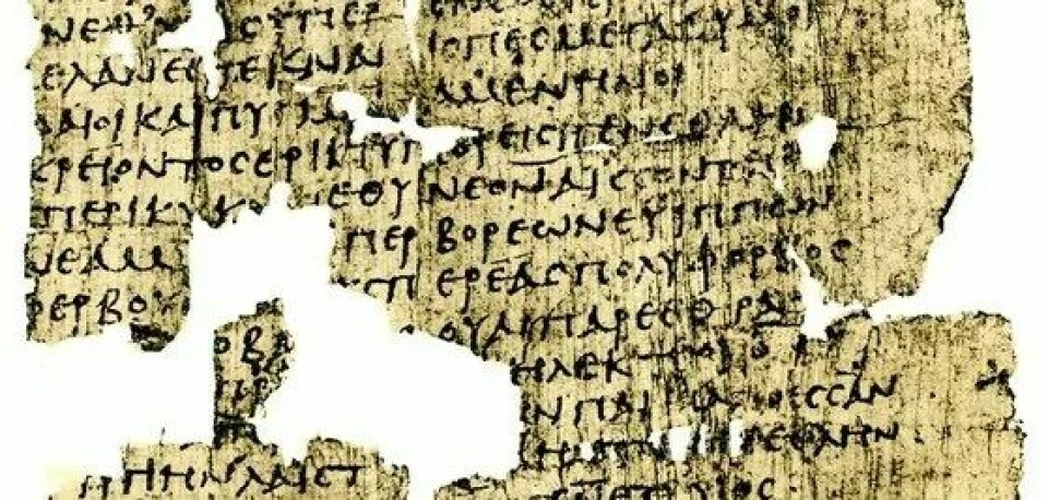 Papyrusfragment av Kvinnekatalogen. I likhet med det nå oversatte diktet Skjoldet, ble ikke Kvinnekatalogen skrevet av Hesiod, selv om begge dikt ble tillagt ham i antikken (Kilde: Wikimedia commons CC0 1.0)