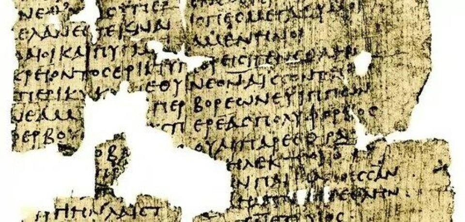 Papyrusfragment av Kvinnekatalogen. I likhet med det nå oversatte diktet Skjoldet, ble ikke Kvinnekatalogen skrevet av Hesiod, selv om begge dikt ble tillagt ham i antikken (Kilde: Wikimedia commons CC0 1.0) Papyrusfragment av Kvinnekatalogen. I likhet med det nå oversatte diktet Skjoldet, ble ikke Kvinnekatalogen skrevet av Hesiod, selv om begge dikt ble tillagt ham i antikken (Kilde: Wikimedia commons CC0 1.0)