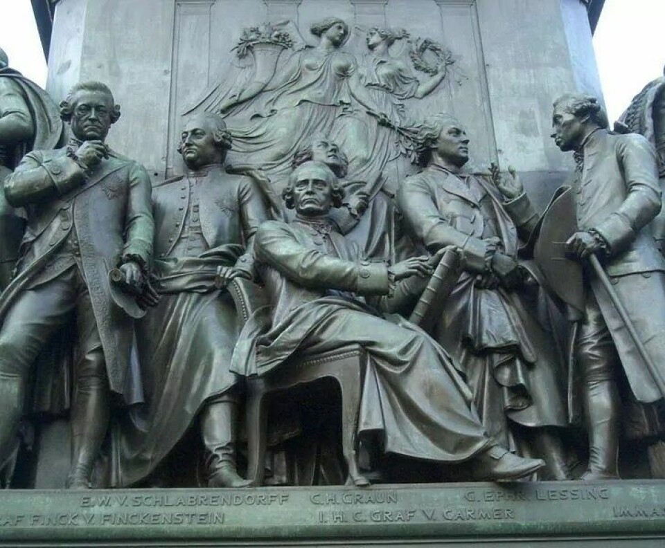Detalj fra en statue, hvor Immanuel Kant er avbildet til høyre. (Kilde: Wikimedia commons)
