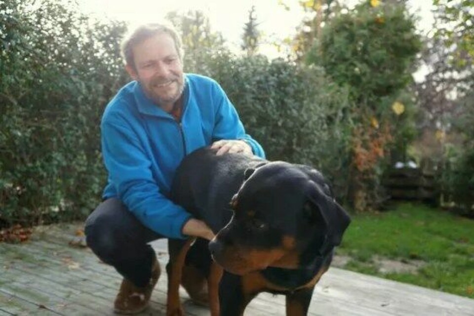 Espen Schaanning arbeider ofte fra egen stue. Her med valpen Aiko (Foto: Frida Skatvik).
INTERVJU: Idéhistorie skulle forandre samfunnet. Det trodde professor Espen Schaanning da han var ung student, og marxistisk historiefilosofi var i vinden. Har faget mistet sine visjonære avskygninger – og kanskje også seg selv? Espen Schaanning arbeider ofte fra egen stue. Her med valpen Aiko (Foto: Frida Skatvik).
INTERVJU: Idéhistorie skulle forandre samfunnet. Det trodde professor Espen Schaanning da han var ung student, og marxistisk historiefilosofi var i vinden. Har faget mistet sine visjonære avskygninger – og kanskje også seg selv?