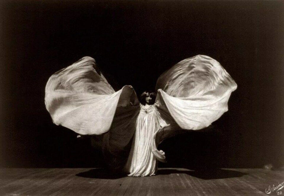 I Aisthesis. Scenes from the Aesthetic Regime of Art studerer ikke Rancière primært kunstverk, men ser på hvordan de har vært diskutert og oppfattet som kunst. Her illustrert ved Loïe Fuller. (Kilde: Wikimedia Commons) I Aisthesis. Scenes from the Aesthetic Regime of Art studerer ikke Rancière primært kunstverk, men ser på hvordan de har vært diskutert og oppfattet som kunst. Her illustrert ved Loïe Fuller. (Kilde: Wikimedia Commons)