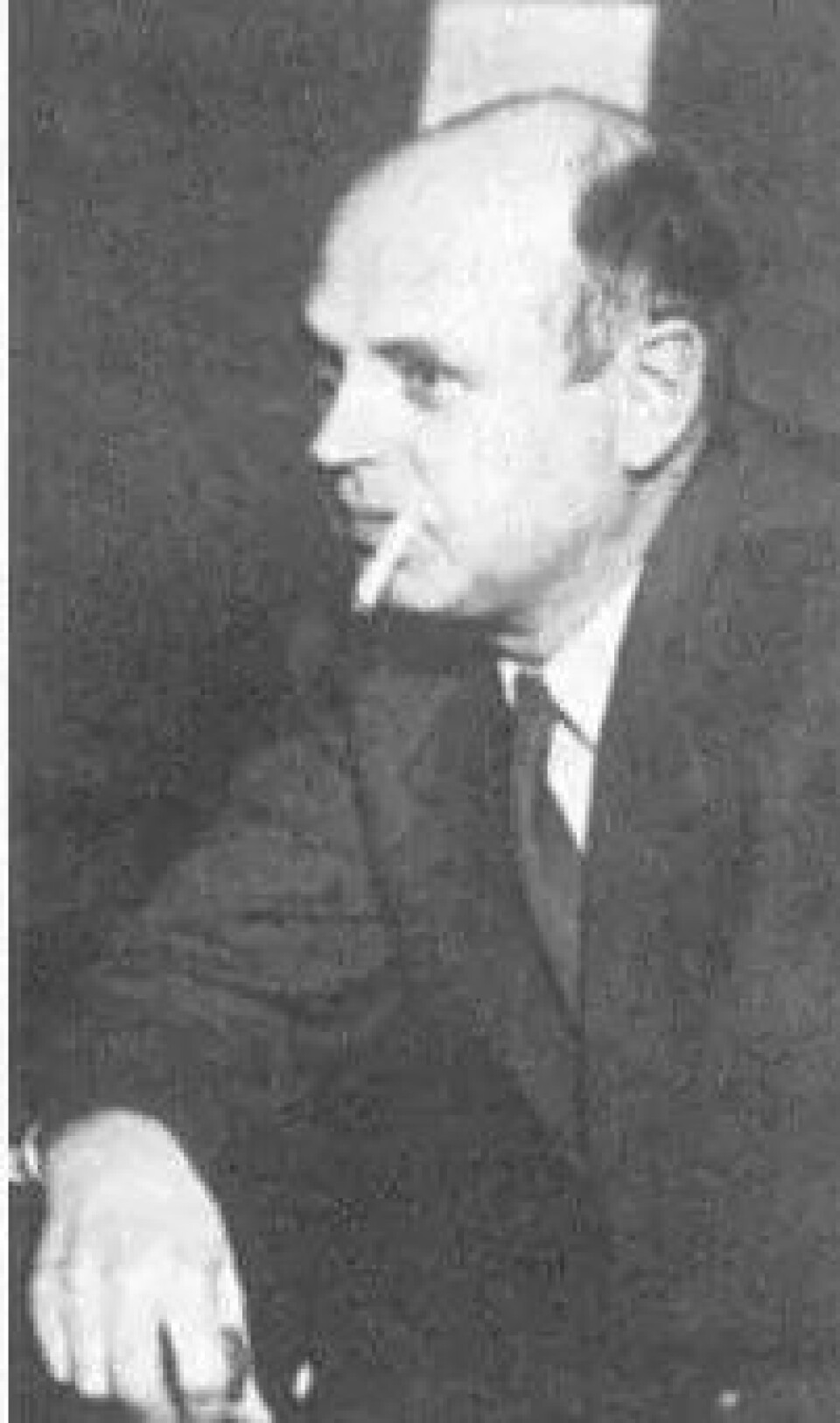 Poul Henningsen, ca 1937. Sigaretten var for hans portretter hva sigaren var for Churchills. (Foto: H. Davidsen, Wikimedia commons) Poul Henningsen, ca 1937. Sigaretten var for hans portretter hva sigaren var for Churchills. (Foto: H. Davidsen, Wikimedia commons)