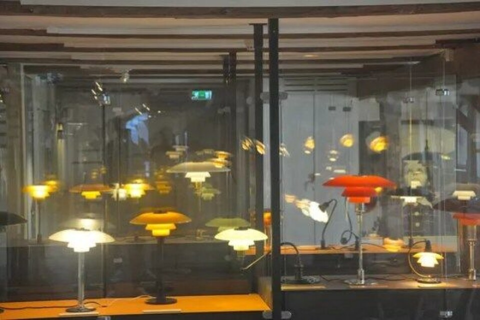 Bordlamper i glass, varikasjoner over treskjermprinsippet. Fra utstillingen «PH-lampan. Poul Henningsens ljusdesign 1924–2013», Falkenbergs museum 2013. (Foto: Per Anders Aas) Bordlamper i glass, varikasjoner over treskjermprinsippet. Fra utstillingen «PH-lampan. Poul Henningsens ljusdesign 1924–2013», Falkenbergs museum 2013. (Foto: Per Anders Aas)