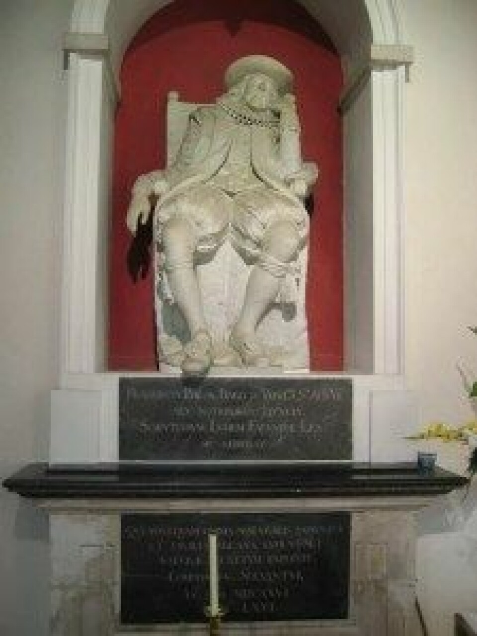 Statue av Sir Francis Bacon i kapellet i Trinity College, Cambridge. (Kilde: Wikimedia Commons CC0 1.0).