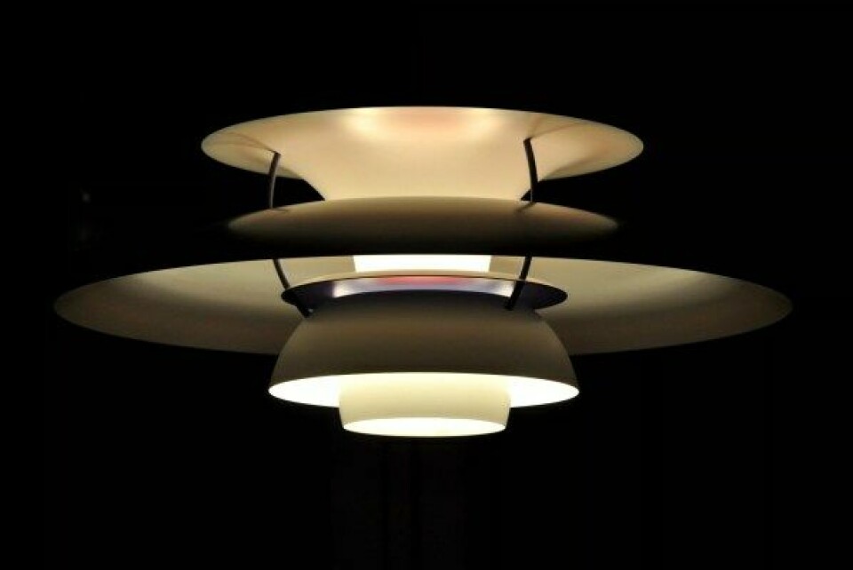 PH5 (1958), den desidert mest populære PH-lampen. Utgangspunktet er praktisk, å skape en blendfri lampe – ikke å skape en vakker form, den følger av funksjonen. Alt i 1918 belærte PH arkitektene med at «Skønhed er en andenrangs Ting, et Vedhæng, hvormed han ikke arbejder». (Foto: Per Anders Aas)