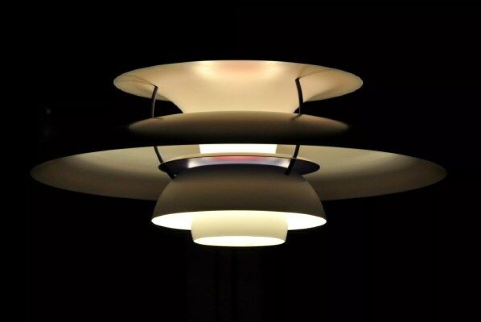 PH5 (1958), den desidert mest populære PH-lampen. Utgangspunktet er praktisk, å skape en blendfri lampe – ikke å skape en vakker form, den følger av funksjonen. Alt i 1918 belærte PH arkitektene med at «Skønhed er en andenrangs Ting, et Vedhæng, hvormed han ikke arbejder». (Foto: Per Anders Aas) PH5 (1958), den desidert mest populære PH-lampen. Utgangspunktet er praktisk, å skape en blendfri lampe – ikke å skape en vakker form, den følger av funksjonen. Alt i 1918 belærte PH arkitektene med at «Skønhed er en andenrangs Ting, et Vedhæng, hvormed han ikke arbejder». (Foto: Per Anders Aas)