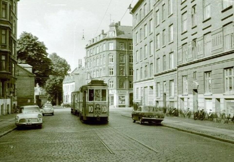 Københavneren PH: «Det er nok ikke først og frememst orden, regelmæssighed og harmoni, byen skal udtrykke, men liv.» Og livet «foregår alligevel rigere på Vesterbro, Amager og Nørrebro.» Fra Baldersgade, Nørrebro, 1967. (Foto: Wikimedia commons, © Kurt Rasmussen) Københavneren PH: «Det er nok ikke først og frememst orden, regelmæssighed og harmoni, byen skal udtrykke, men liv.» Og livet «foregår alligevel rigere på Vesterbro, Amager og Nørrebro.» Fra Baldersgade, Nørrebro, 1967. (Foto: Wikimedia commons, © Kurt Rasmussen)