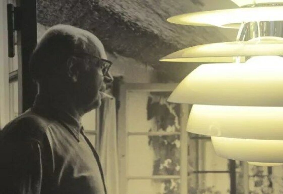 PH bak pendelen Snebold (1958). Fra utstillingen «PH-lampan. Poul Henningsens ljusdesign 1924–2013», Falkenbergs museum 2013. (Foto: Per Anders Aas) PH bak pendelen Snebold (1958). Fra utstillingen «PH-lampan. Poul Henningsens ljusdesign 1924–2013», Falkenbergs museum 2013. (Foto: Per Anders Aas)
