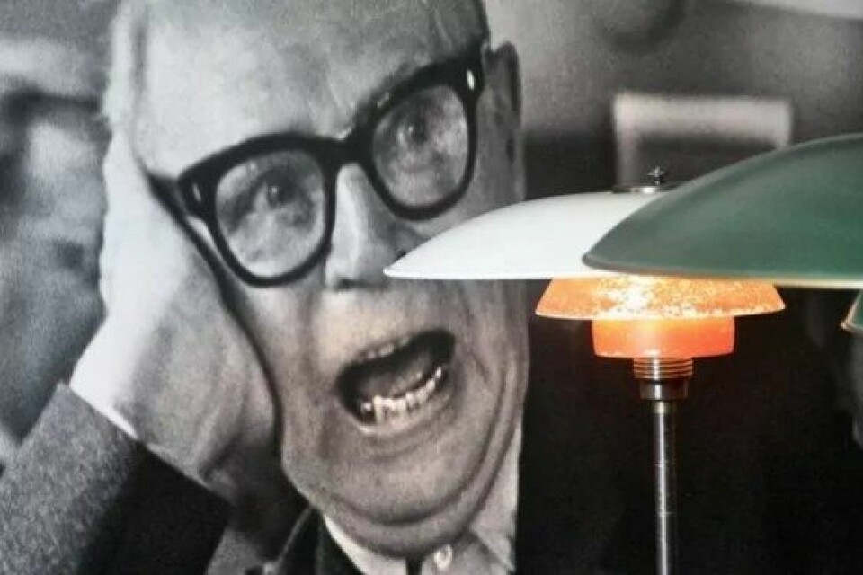 PH bak den klassiske treskjermslampen i bordversjon. Fra utstillingen «PH-lampan. Poul Henningsens ljusdesign 1924–2013», Falkenbergs museum 2013. (Foto: Per Anders Aas)